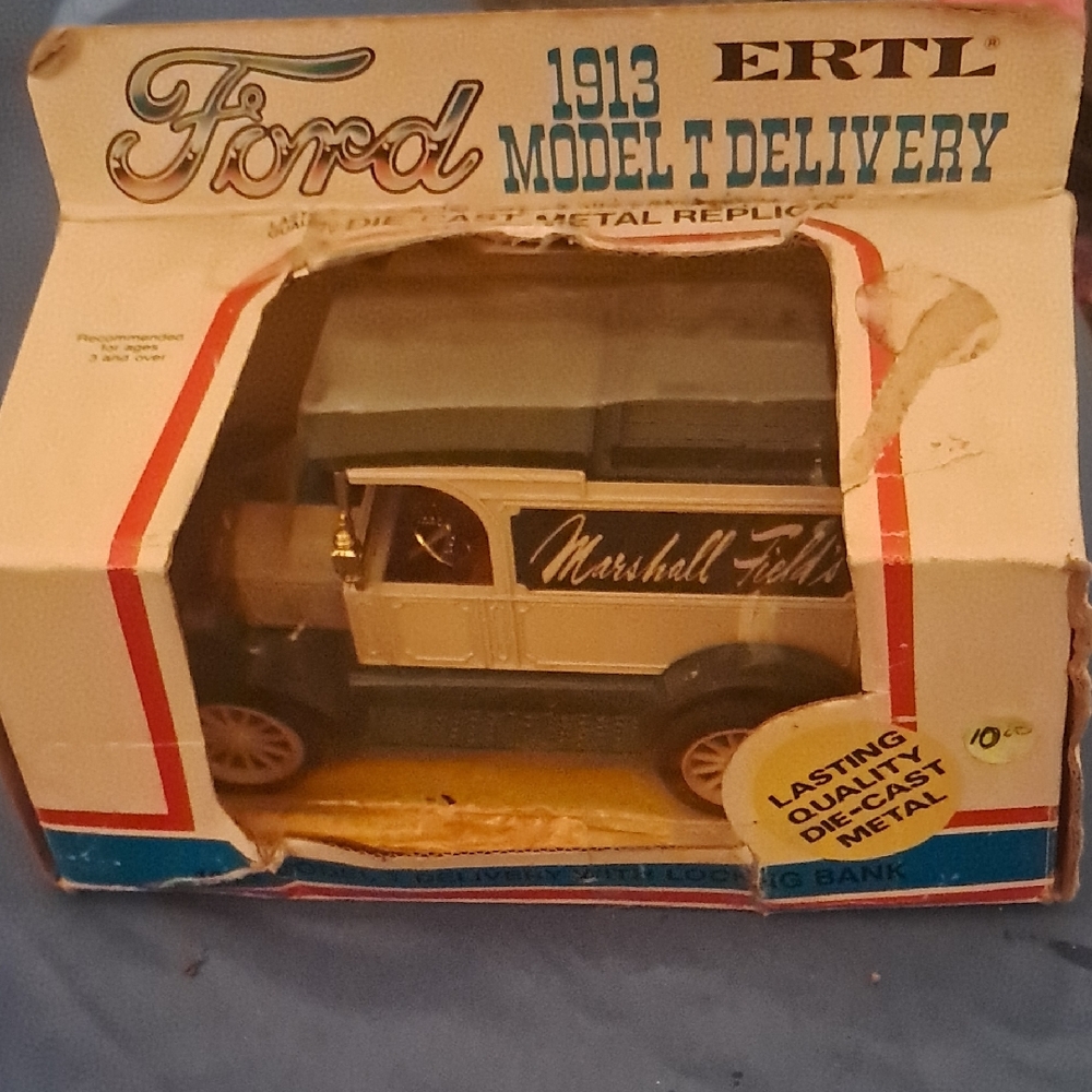 ERTL 1913 Ford Model T Diecast Car